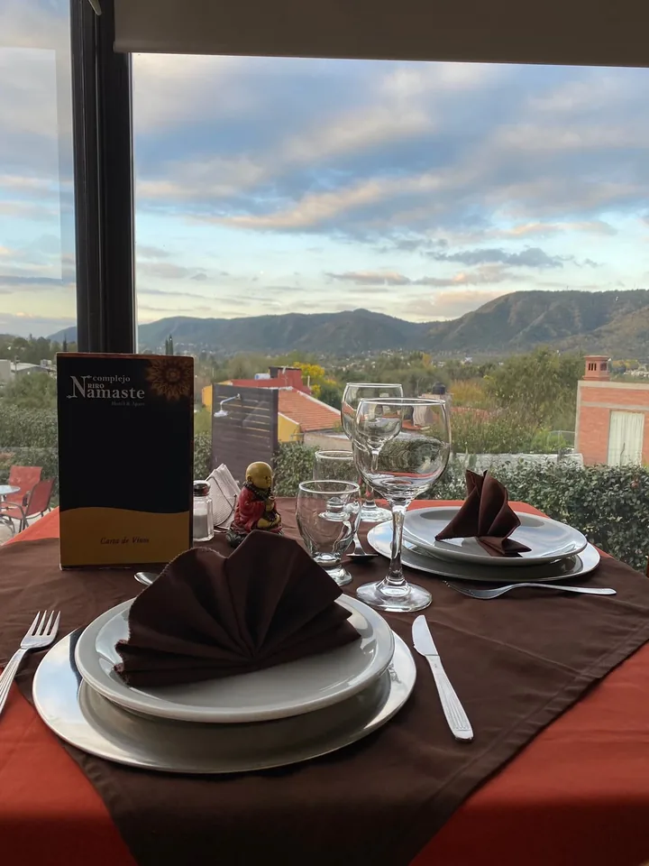 Mesa en Masala Restó con vista a las sierras