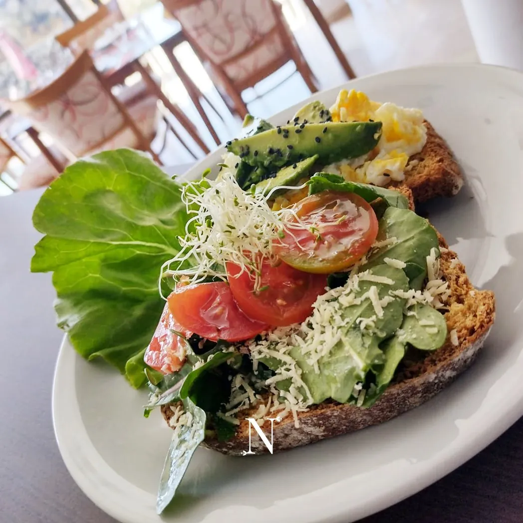 Tostadas con palta, vegetales y huevo en Masala