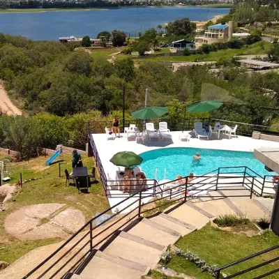 Parque, juegos exteriores y vista al lago